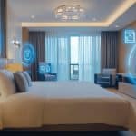 Modernes Hotelzimmer mit digitalen Preis- und Buchungssymbolen – Symbolbild für datenbasiertes Yield Management in der Hotellerie.